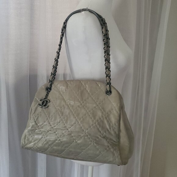 VINTAGE CHANEL Shoulder Bag, Light Gray Leather - Picture 13 of 16